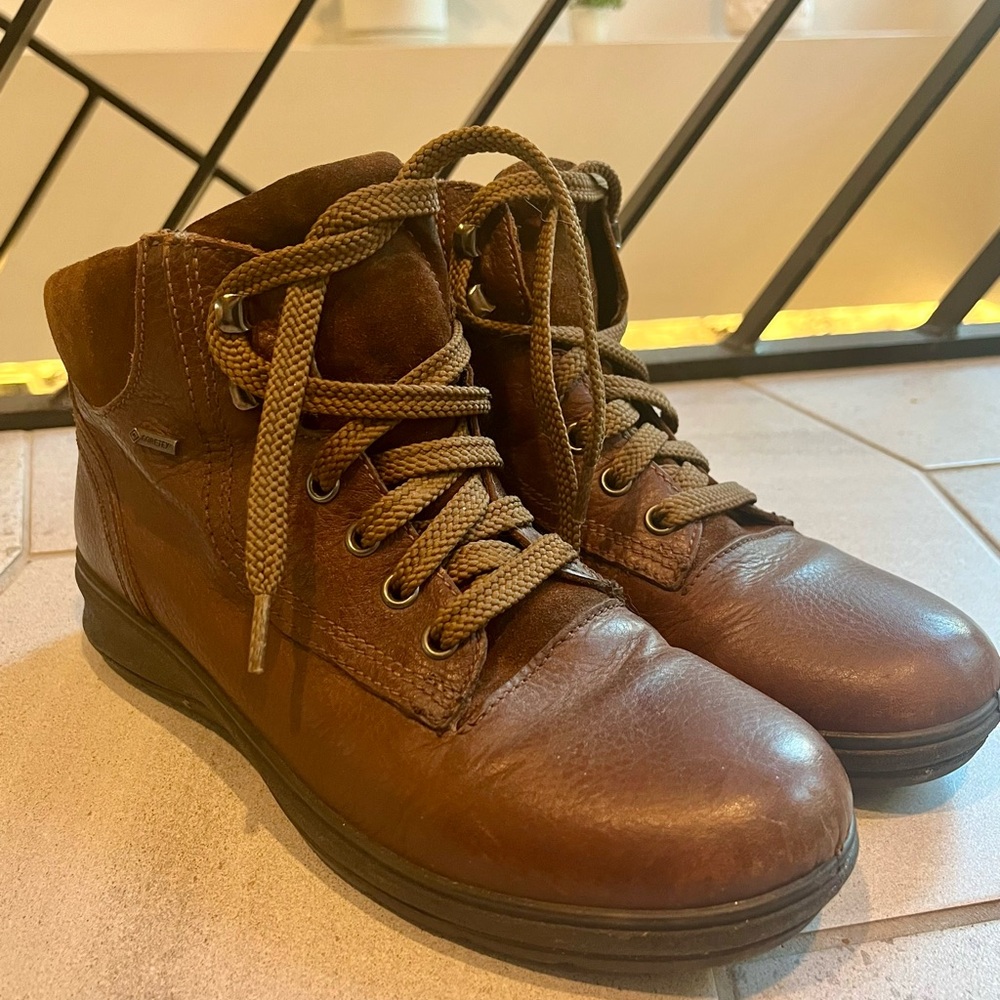 Brown Ankle Boots with Lace-Up and Rounded Toe